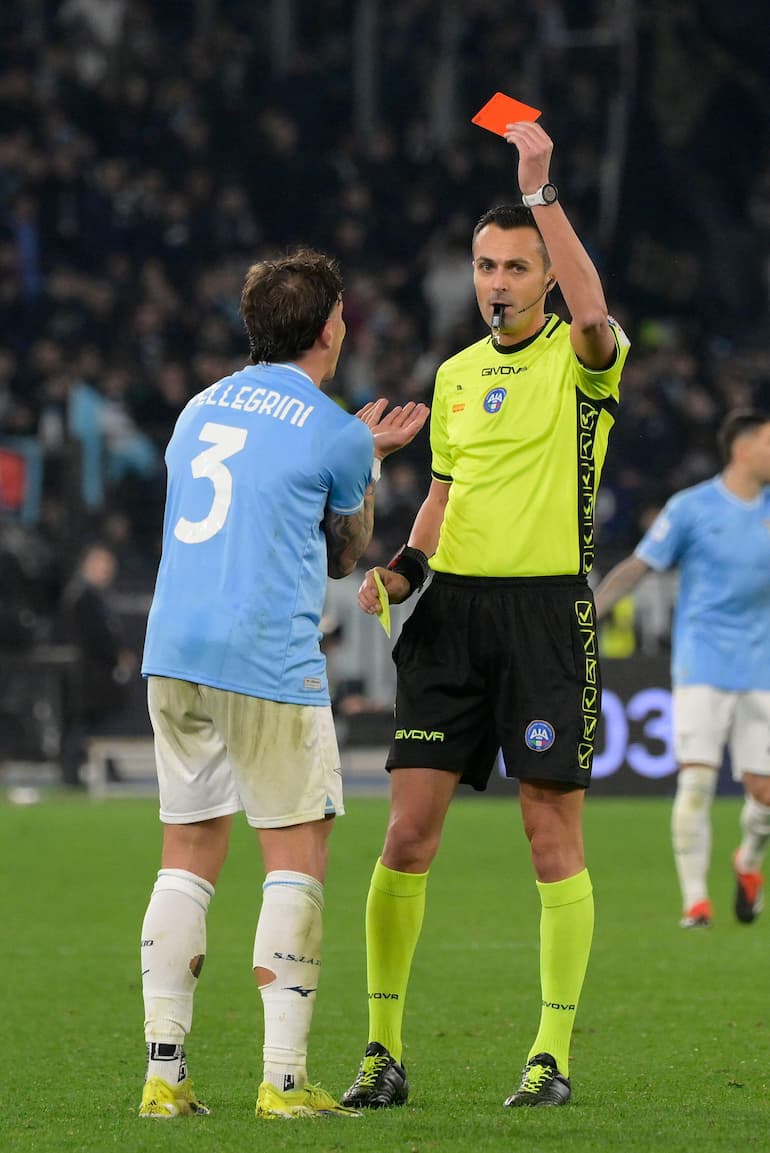 L'espulsione di Luca Pellegrini nel secondo tempo di Lazio - Milan