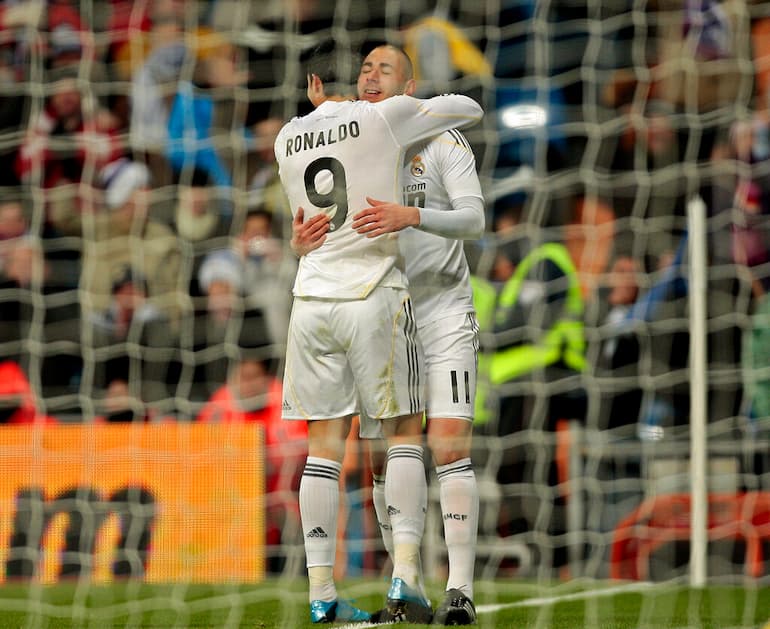 Ronaldo festeggia con Benzema: osservate i numeri di maglia!