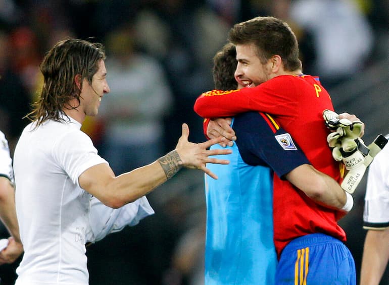 Un abbraccio tra Iker Casillas e Gerard Piqué 