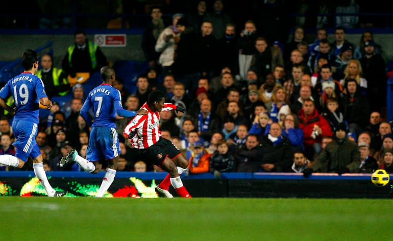 Asamoah Gyan in gol contro il Chelsea