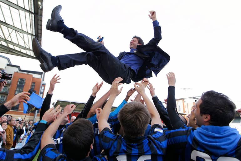 Andrea Stramaccioni portato in trionfo dai suoi ragazzi nel 2012!