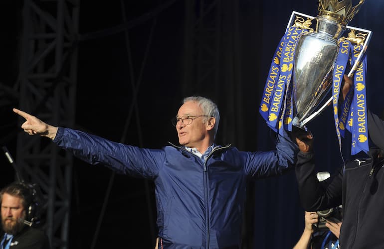 Claudio Ranieri qui con il trofeo conquistato con il suo Leicester!