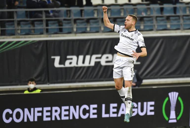 Un calciatore del Paok festeggia una rete in Conference!