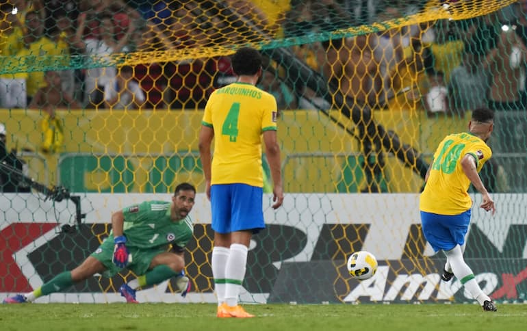 Neymar trasforma il rigore contro il Cile!