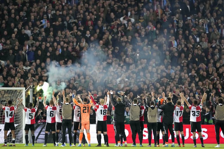 L'esultanza dei giocatori del Feyenoord al termine della gara con il Marsiglia!