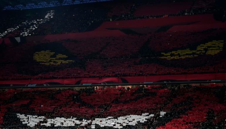 La coreografia dei tifosi rossoneri nel derby d'andata della Champions 2023