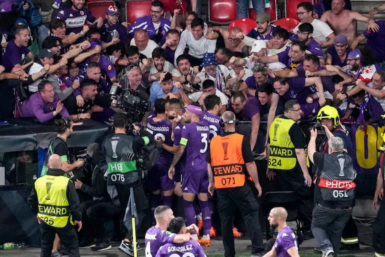 La bellissima esultanza dei calciatori della Fiorentina a Praga!