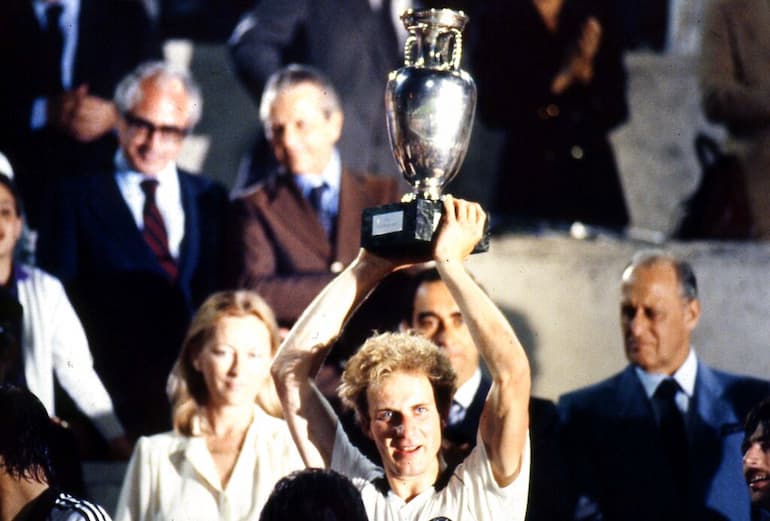 Karl-Heinz Rummenigge con la coppa di Euro 1980!