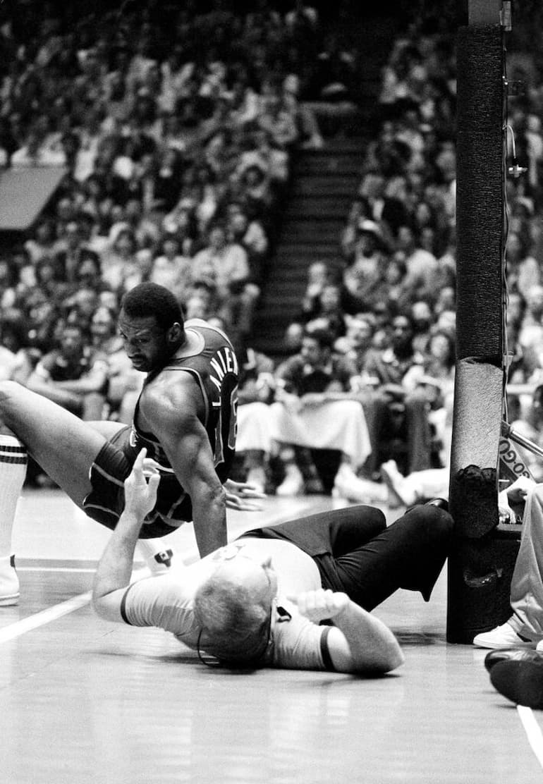 L'immagine iconica di Bob Lanier dei Bucks che cade sopra l'arbitro Darell Garretson 
