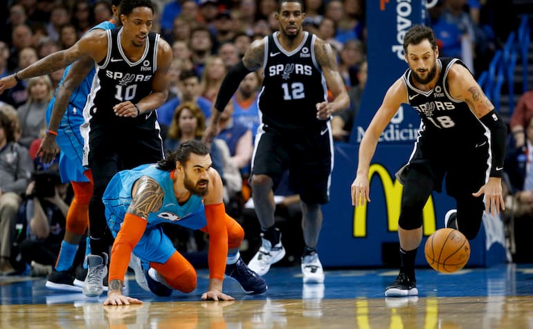 Beli ruba il pallone al centro di Oklahoma City Thunder, Steven Adams