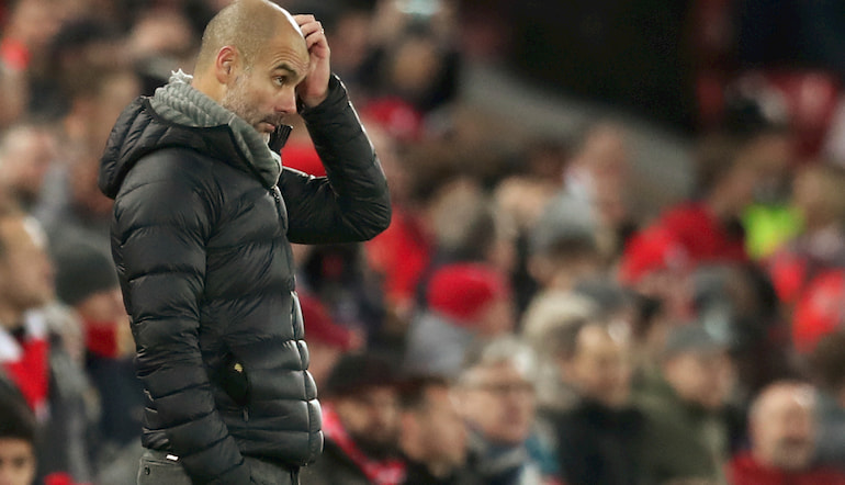 Guardiola segue, sconsolato, la gara in piedi