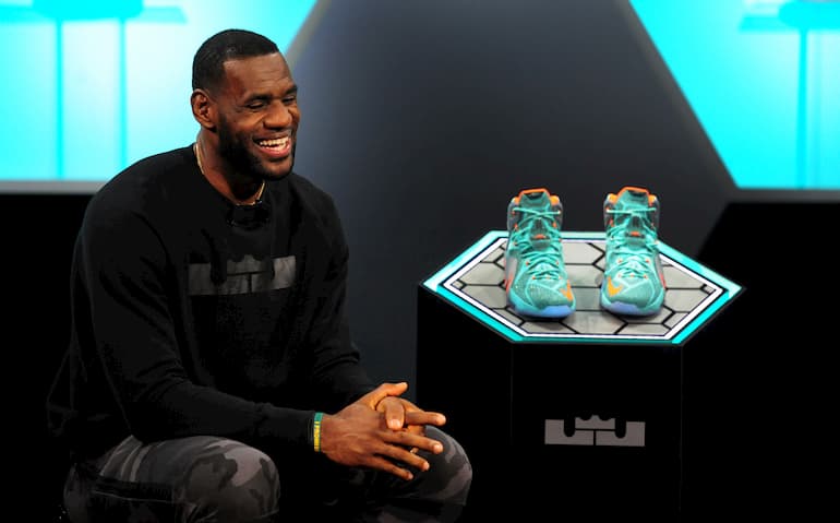 Lebron presenta un modello di Nike