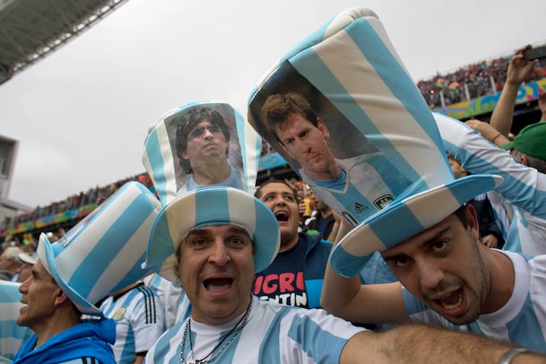 Gli scatenati tifosi di Maradona e Messi!