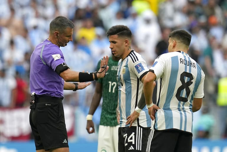 L'arbitro del recupero record tra Argentina ed Arabia!