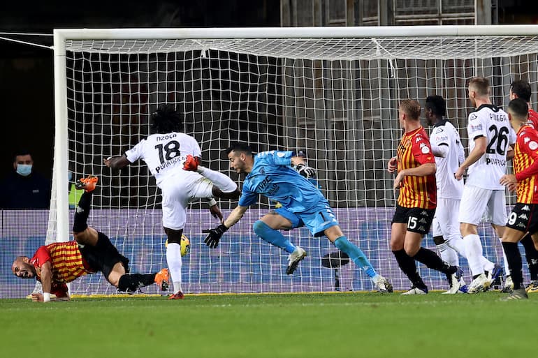 Nzola in gol contro il Benevento!