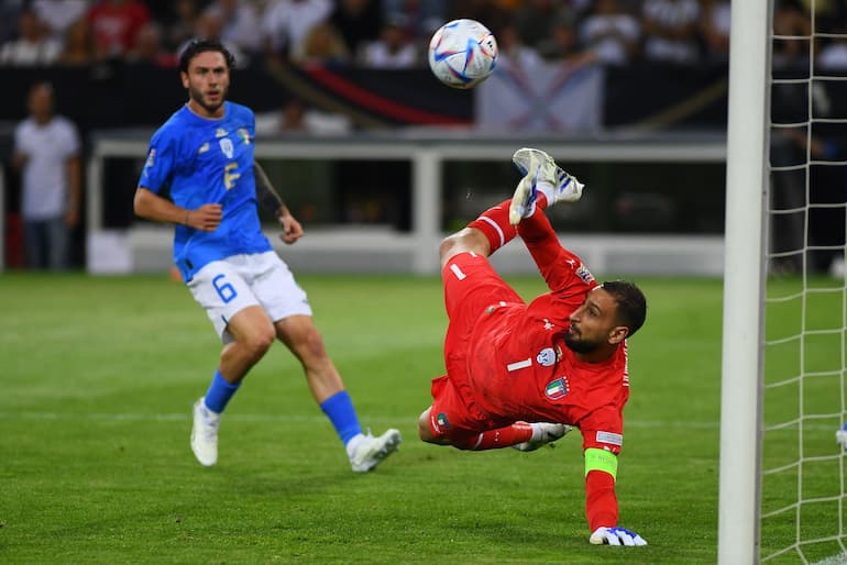 Donnarumma con la fascia al braccio