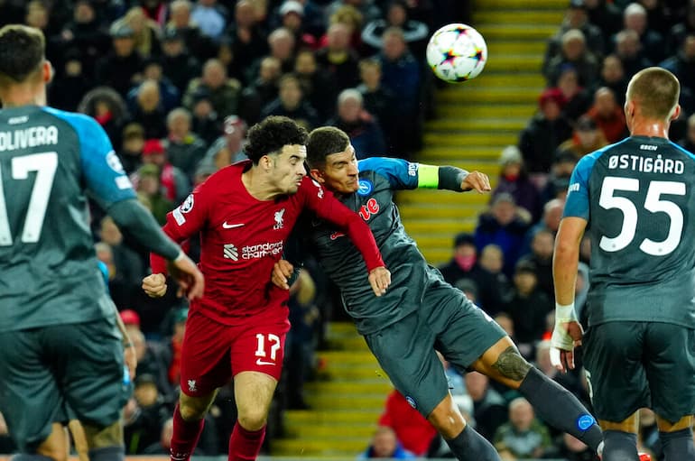 Di Lorenzo in un duello aereo contro il Liverpool!