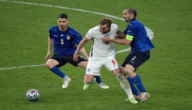 Chiellini controlla Kane