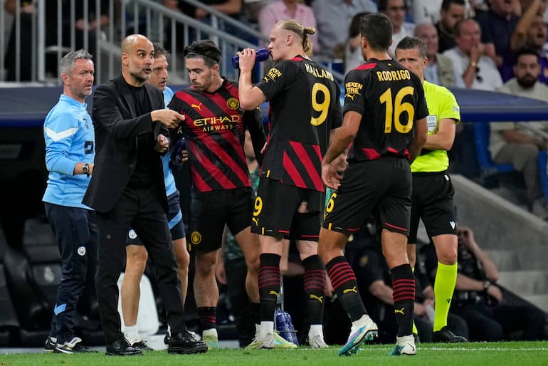 Pep con la squadra durante un match