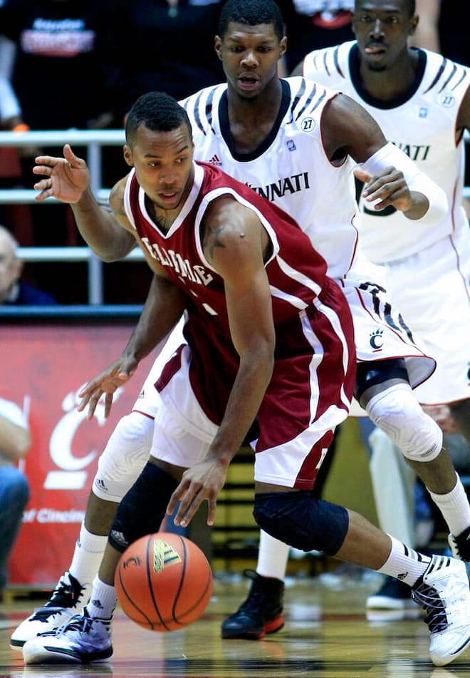 Chris Dowe con la canotta del suo college, Bellarmine!