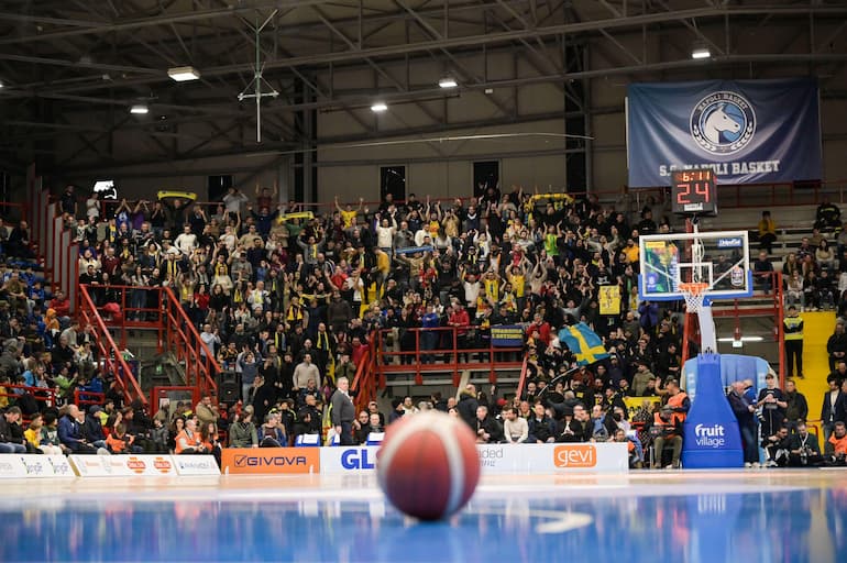 La splendida tifoseria di Scafati durante un derby campano