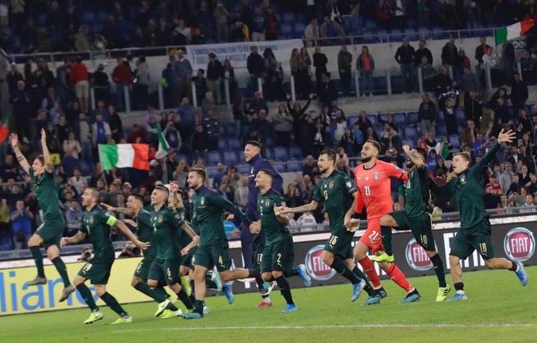 L'esultanza finale degli Azzurri al termine della vittoria con la Grecia!