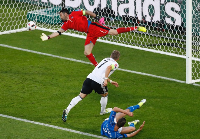 Una paratona di Buffon nel quarto di finale contro la Germania!