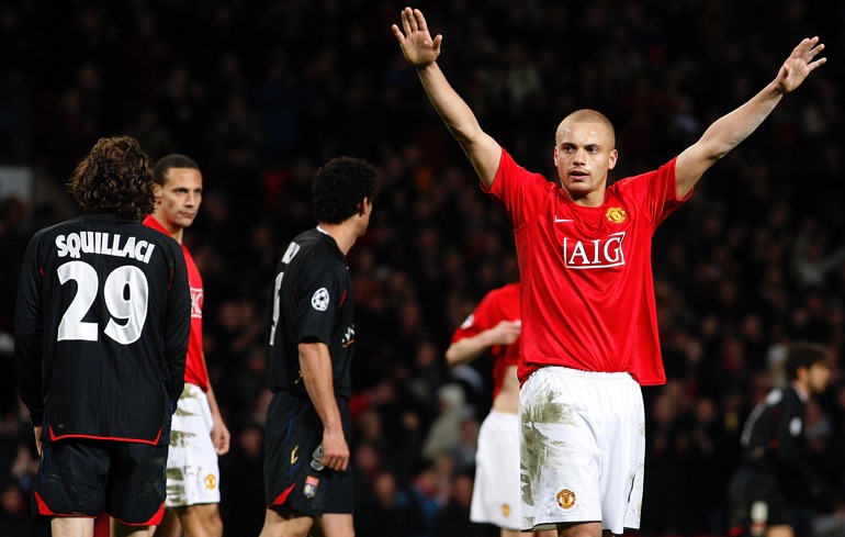 Wes Brown esulta al termine della doppia sfida contro il temibile Lione