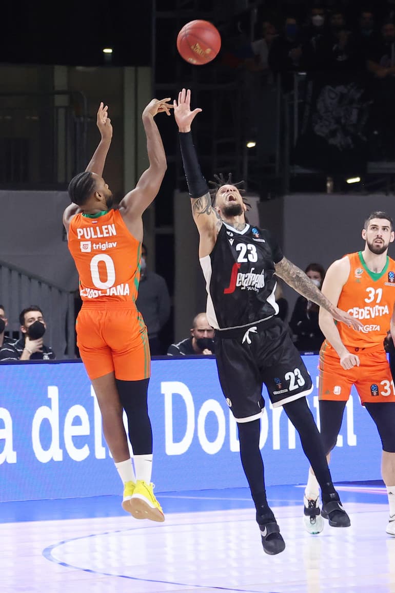 Jacob Pullen al tiro in una partita europea