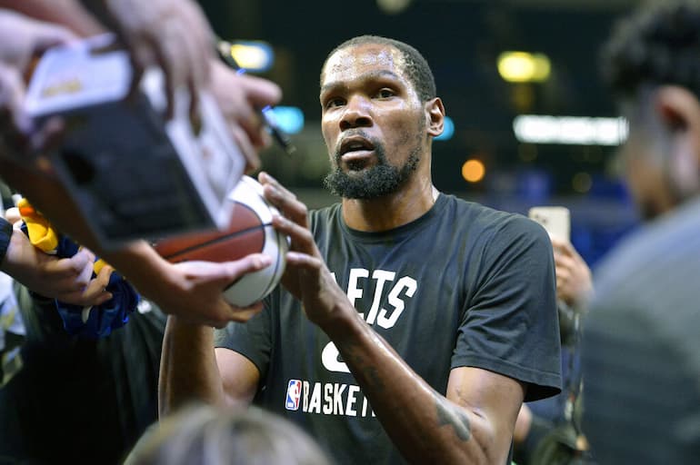 KD autografa un pallone da basket!