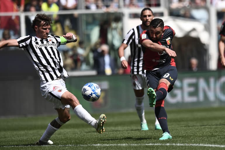 L'Hispanico Coda con la maglia del Genoa!