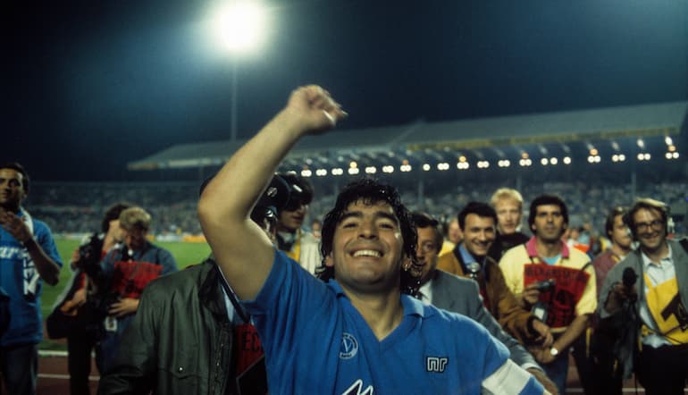 Maradona esulta a fine partita