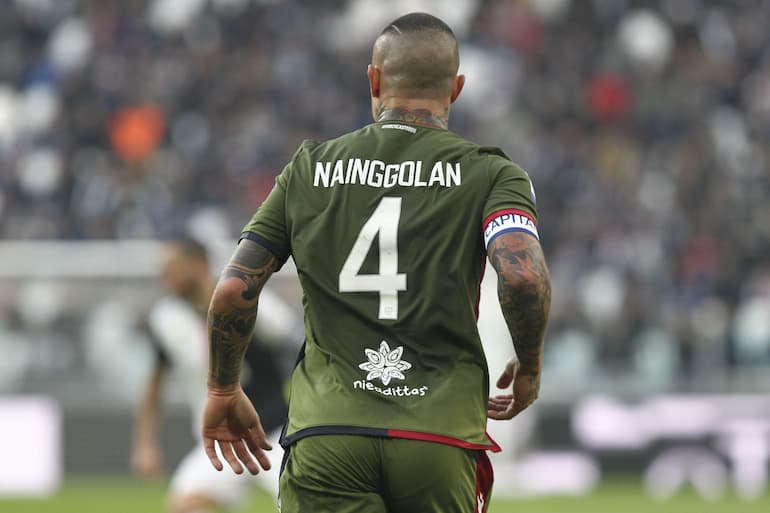 Nainggolan con la maglia del Cagliari