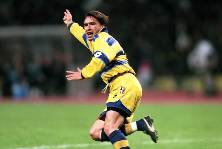 Enrico Chiesa con la maglia del Parma