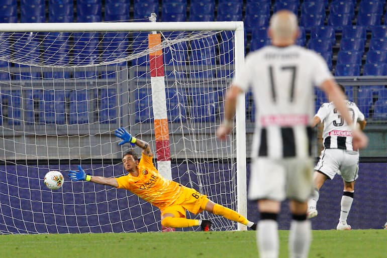 Nestorovski in gol contro la Roma con la maglia dell'Udinese