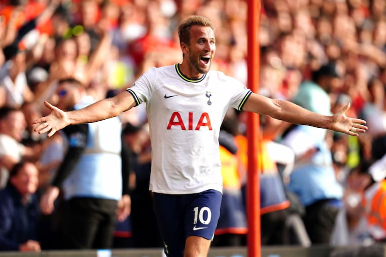 Kane esulta con la maglia degli Spurs