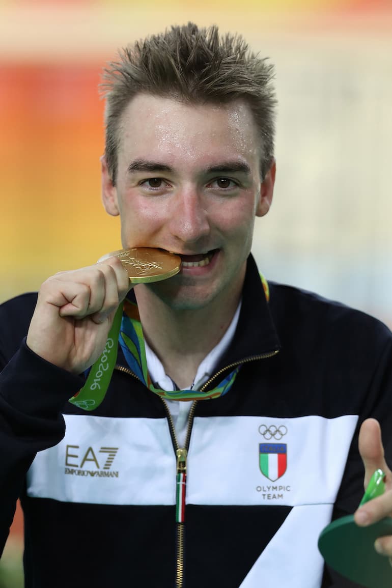 Elia Viviani con la medaglia d'oro!