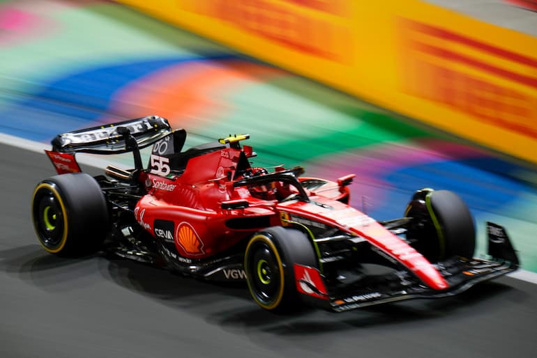 Sainz in pista con la Ferrari