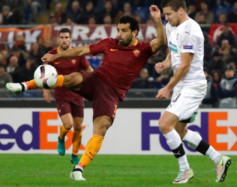 Un'acrobazia di Salah con la maglia della Roma