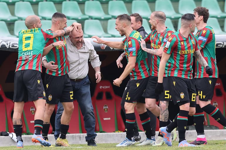 Bandecchi esulta con i calciatori della Ternana!