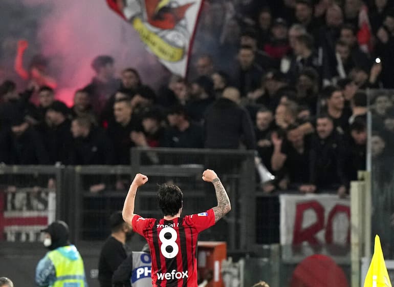 L'esultanza di Tonali con i tifosi del Milan!