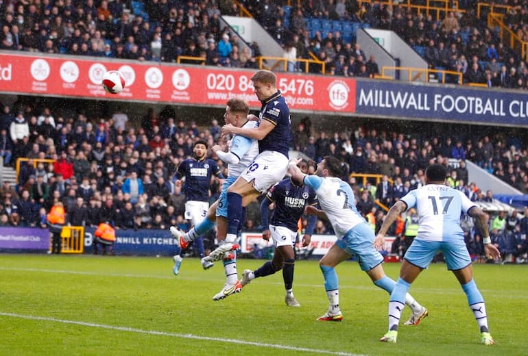 Un'immagine del derby tra Millwall e Crystal Palace