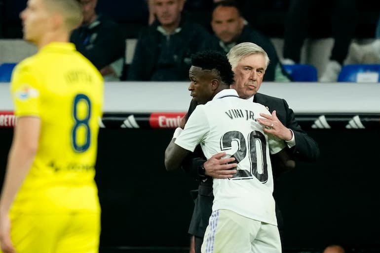 Vinicius con Carlo Ancelotti