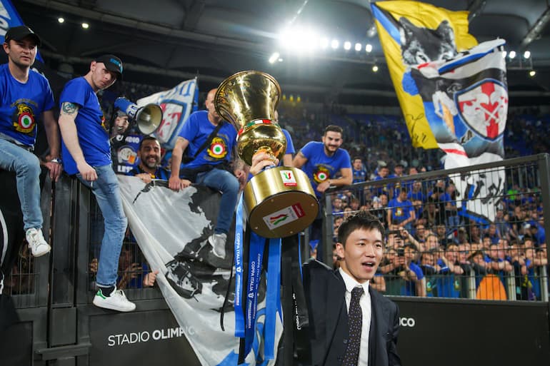 Steven Zhang festeggia la Coppa Italia con i suoi tifosi