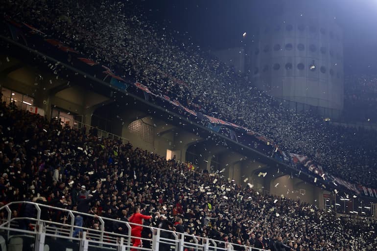 I tifosi rossoneri lanciano finti dollari verso Donnarumma