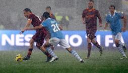 Totti cerca di liberarsi dalla marcatura in un derby