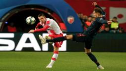 Marko Gobeljic prova a superare la pressione di Leon Goretzka durante la sfida con il Bayern in Champions