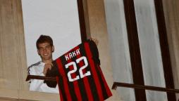 Kakà mostra ai tifosi la sua maglia del Milan!