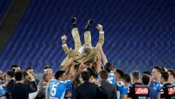 De Laurentiis festeggiato per la vittoria del Napoli in Coppa Italia!