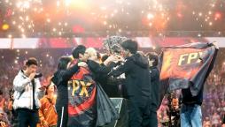 Il Team FunPlus Phoenix festeggia la vittoria alle Finals di Parigi!
